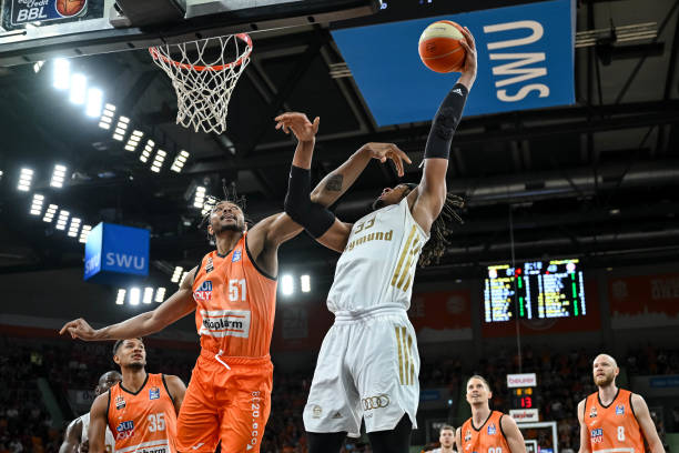 一个是商业 一个是商业